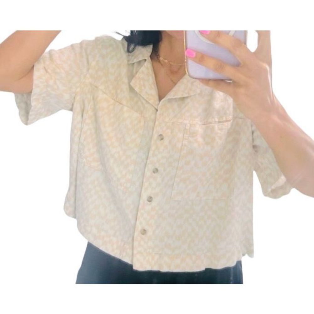 Universal Thread Linen Blend Shirt Womens Medium Beige Boxy Fit Ladies. In very